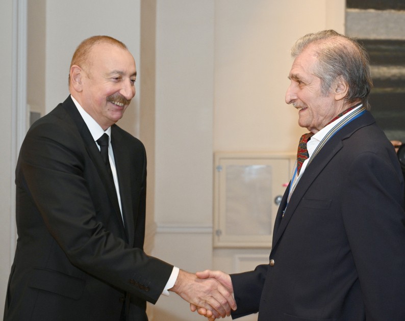 İlham Əliyev və ailə üzvləri sərgi ilə tanış olublar - FOTOLAR