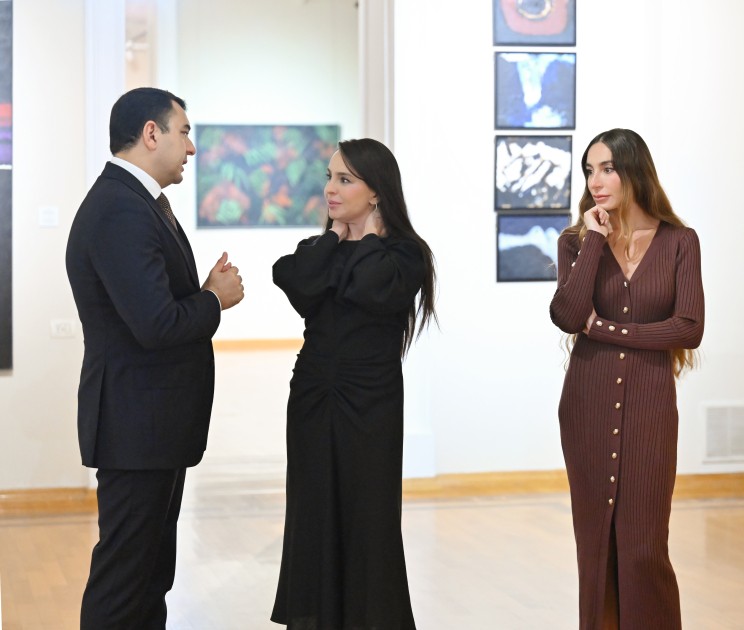 İlham Əliyev və ailə üzvləri sərgi ilə tanış olublar - FOTOLAR