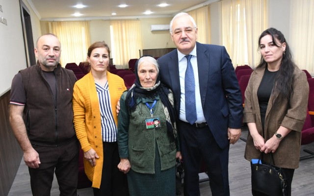 İcra başçısı Vaqif Həsənov şəhid anası ilə görüşdü - FOTO