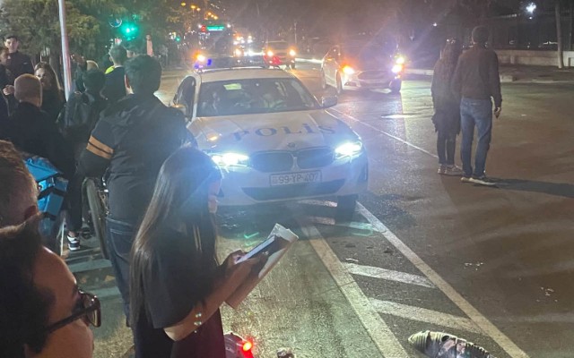 Skuter yolu keçmək istəyən qızı vurdu - FOTO