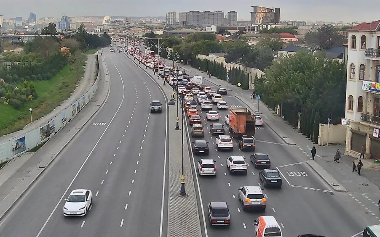 Bəzi yollarda sıxlıq yarandı - SİYAHI