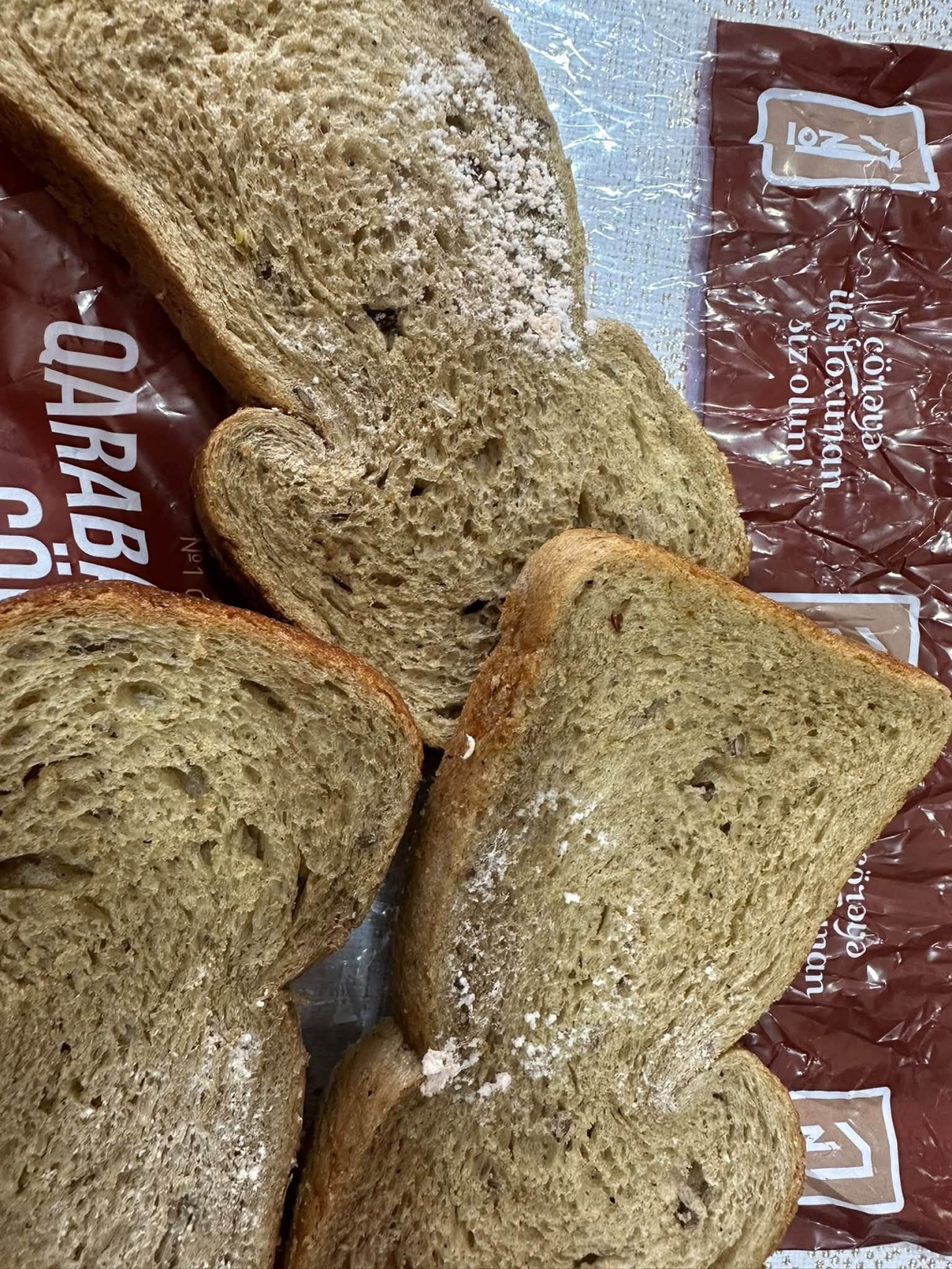 "Bolmart"dan alınan çörəkdə şübhəli ləkələr və kif aşkarlandı - FOTO