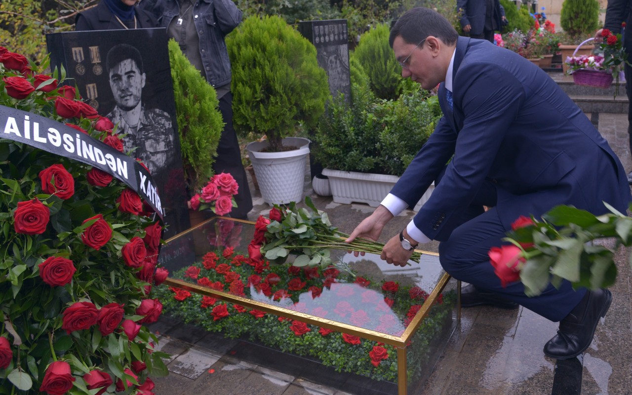 Qaradağda icra başçısı şəhidin anım mərasimində iştirak etdi - FOTOLAR