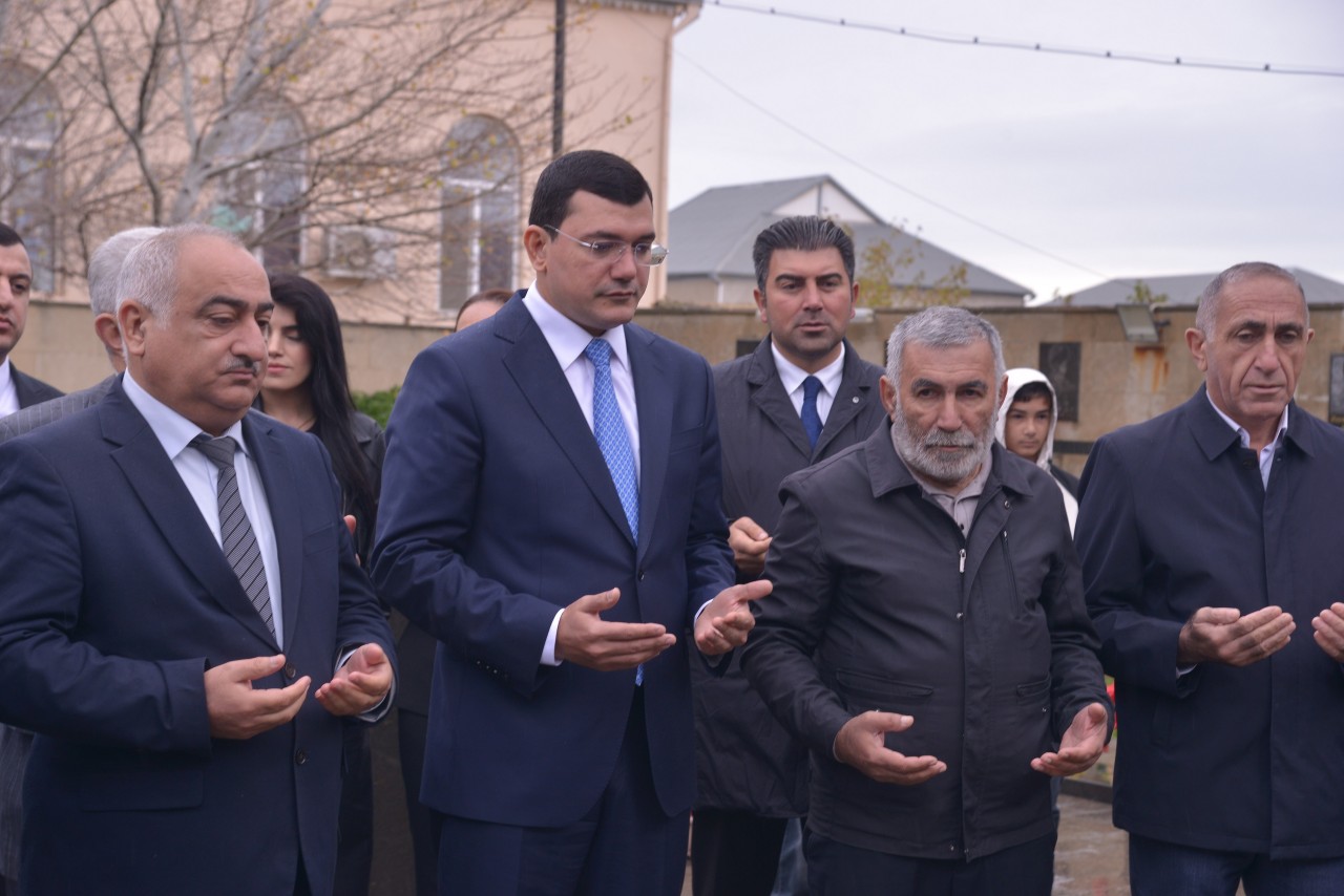 Qaradağda icra başçısı şəhidin anım mərasimində iştirak etdi - FOTOLAR