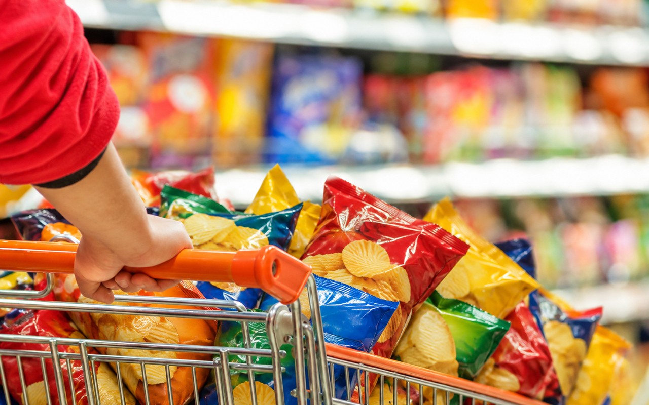 Bakıda supermarketdə 100 minlik fırıldaq - Müdir çipsilərə görə həbs edildi