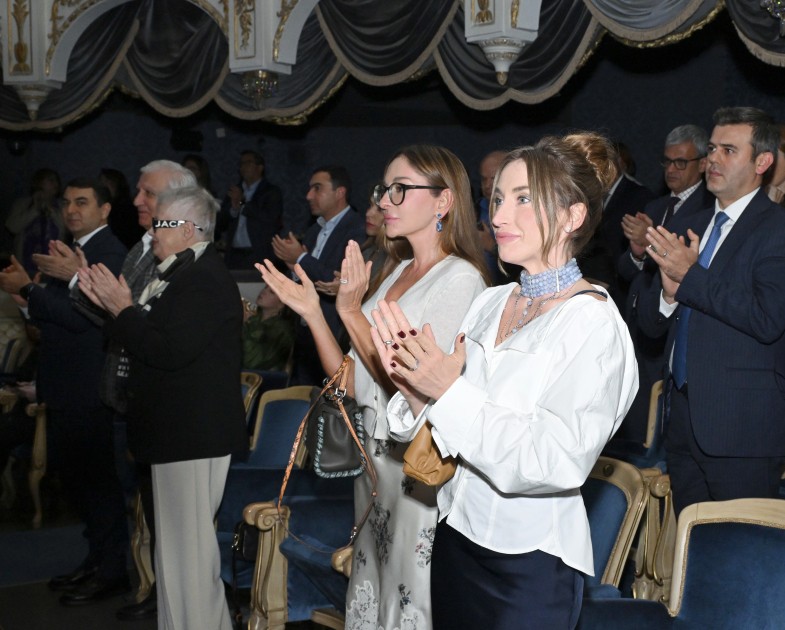 Mehriban Əliyeva və ailə üzvləri "Qağayı" tamaşasını izlədilər - FOTOLAR