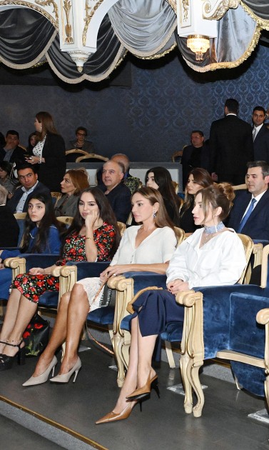 Mehriban Əliyeva və ailə üzvləri "Qağayı" tamaşasını izlədilər - FOTOLAR