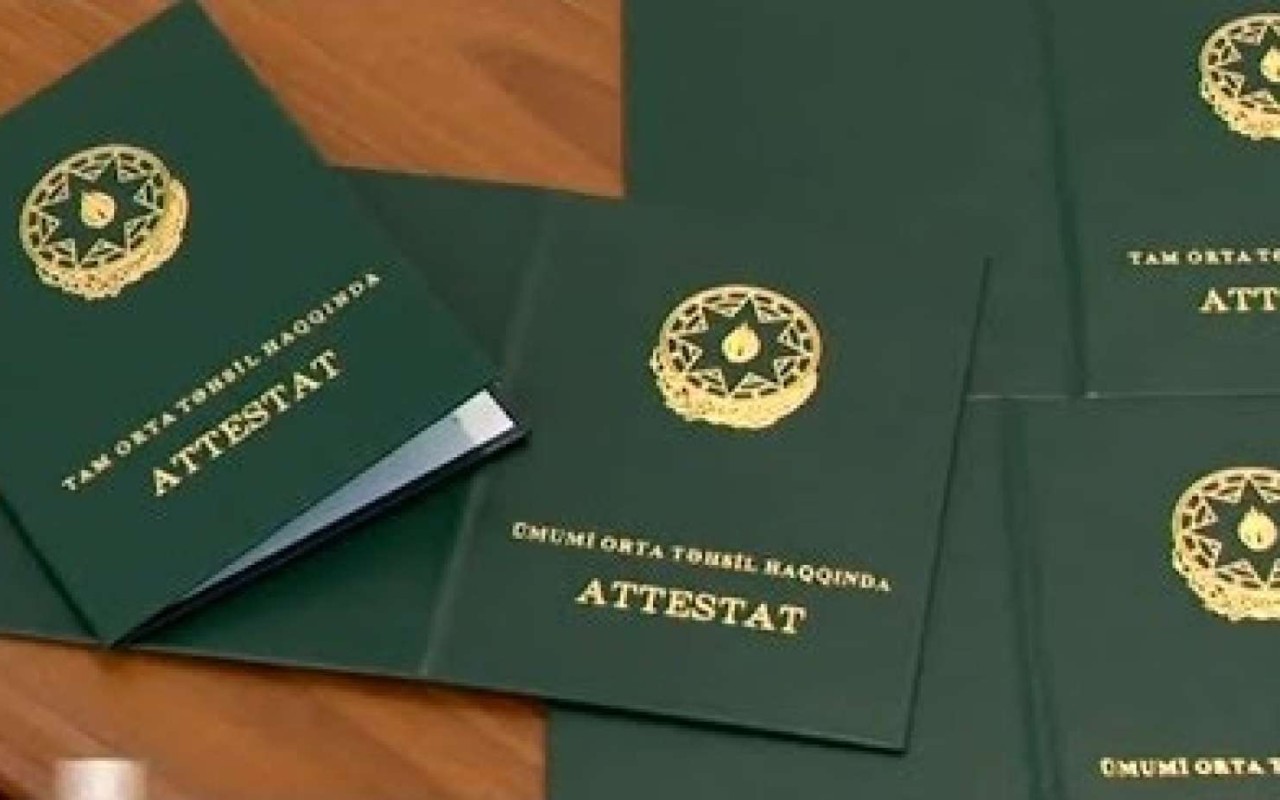 Məktəb direktoru xadimənin attestatını 500 manata satdı