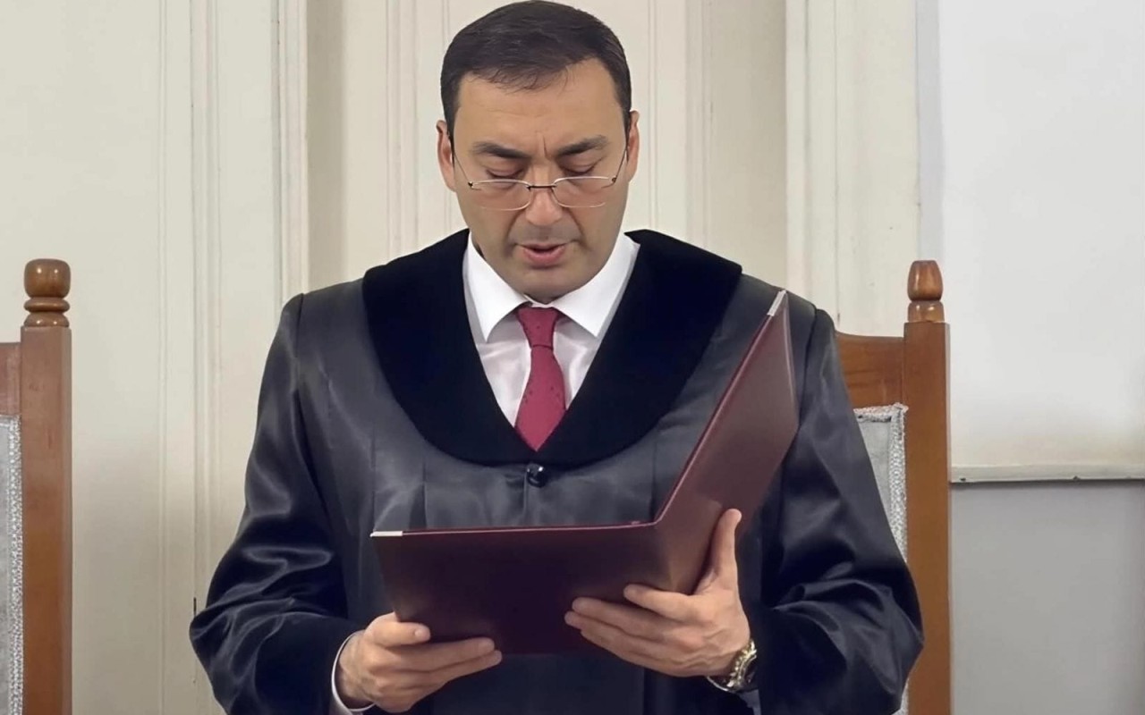 Ölkədən qaçan gömrük məmuru ilk məhkəmədən ev dustaqlığına buraxıldı