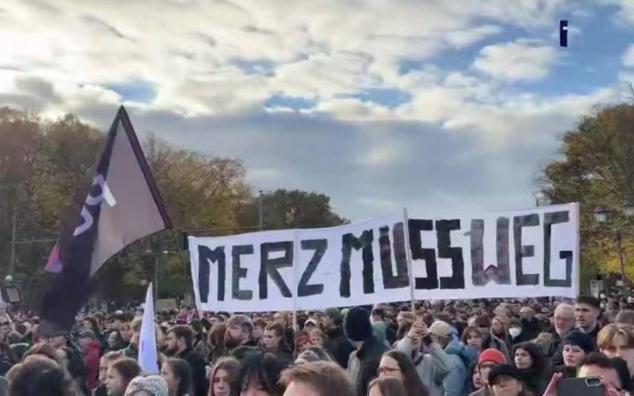 Berlində də etirazlar başladı - Kanslerin istefası tələb olunur