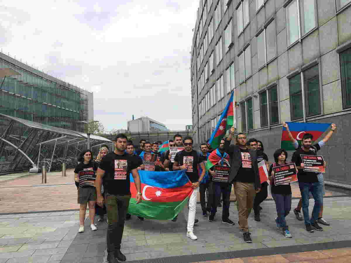 Polşadakı azərbaycanlılar Ermənistan səfirliyi qarşısında aksiya keçirdilər -  FOTO