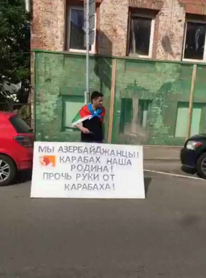 Azərbaycanlı gəncdən Ermənistan səfirliyi qarşısında təkbaşına  AKSİYA - FOTO