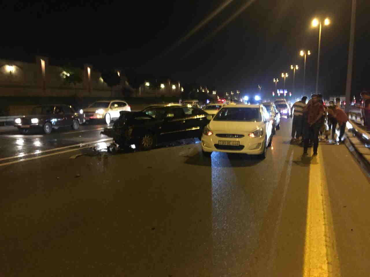 Bakıda film kimi QƏZA:   BMW yolu kəsdi, 6 maşın toqquşdu (FOTOLAR)