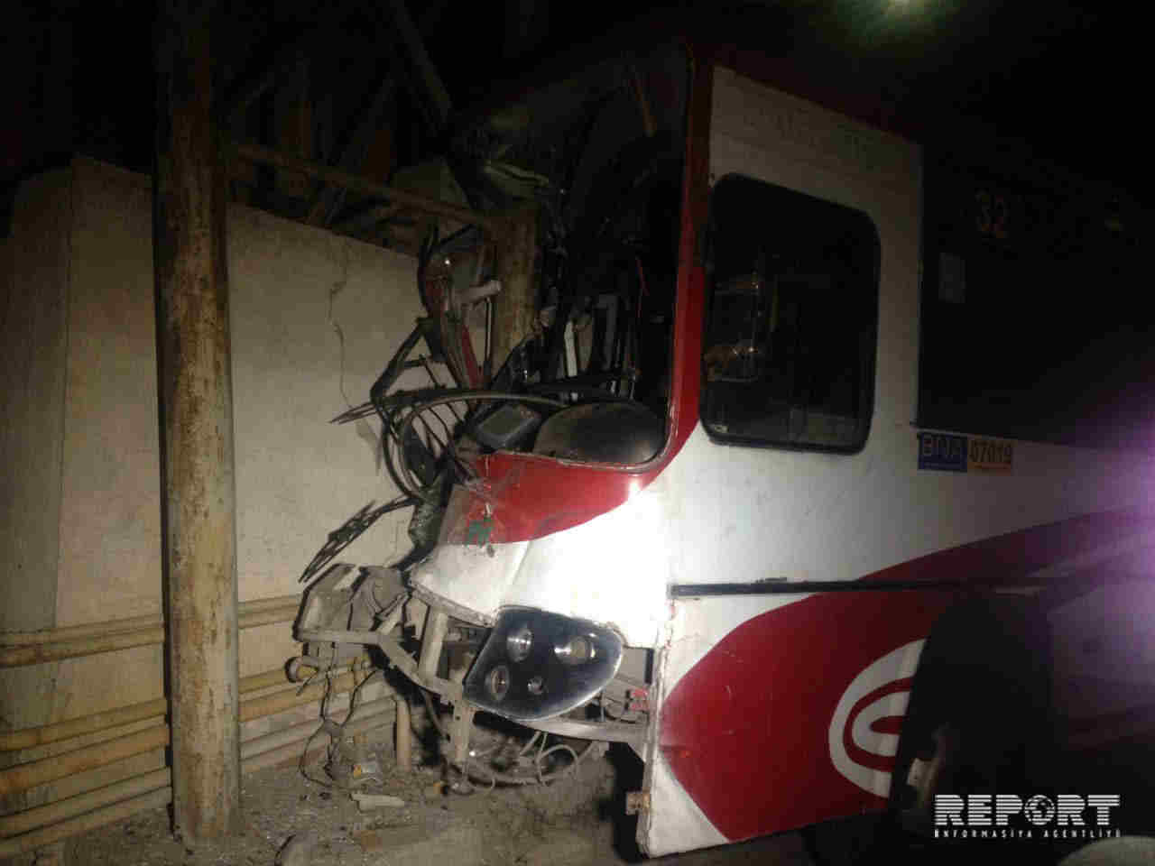 Bakıda avtobus qəzaya uğradı -  Xəsarət alan var (VİDEO-FOTO)