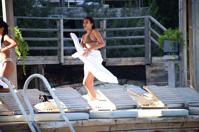 Rafet El Romanın qızlarının çılpaq şəkilləri çəkildi -  FOTOLAR