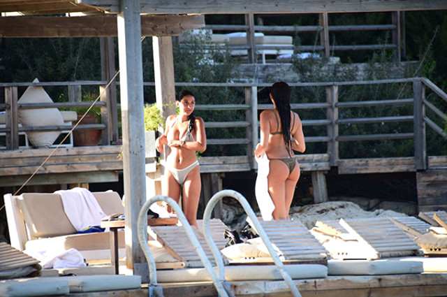 Rafet El Romanın qızlarının çılpaq şəkilləri çəkildi -  FOTOLAR