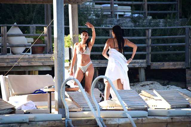 Rafet El Romanın qızlarının çılpaq şəkilləri çəkildi -  FOTOLAR