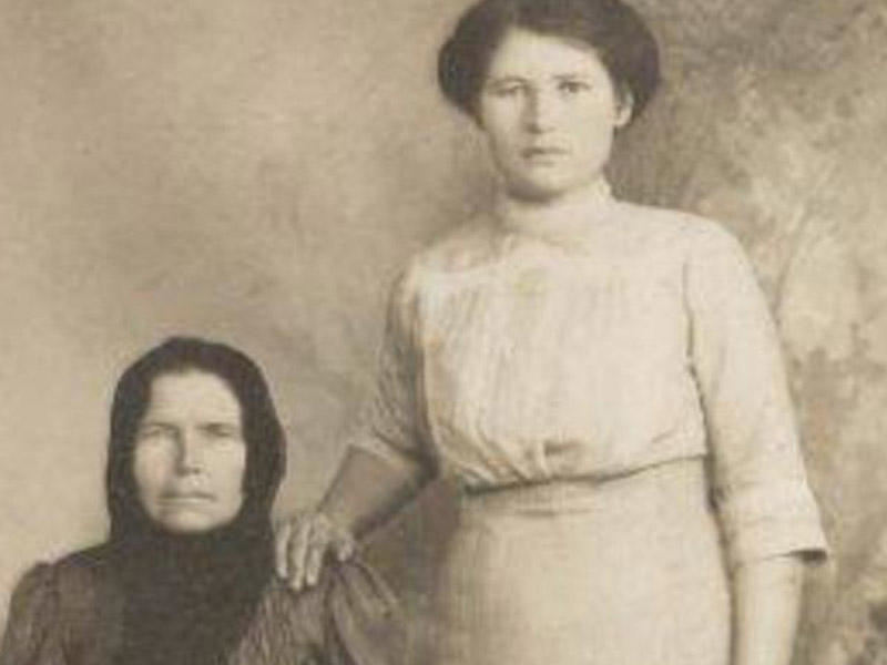 Niyə şəkil çəkdirəndə insanlar əllərini bir-birinin çiyninə qoyurdular? -  FOTO