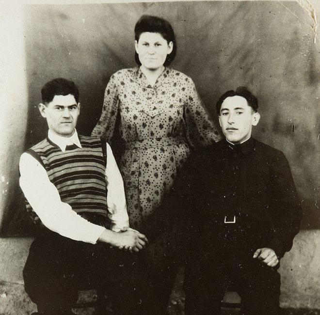 Niyə şəkil çəkdirəndə insanlar əllərini bir-birinin çiyninə qoyurdular? -  FOTO