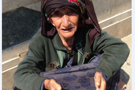 Nəvəsinin müalicəsi üçün dilənən şəhid anasının acı taleyi -  FOTOLAR