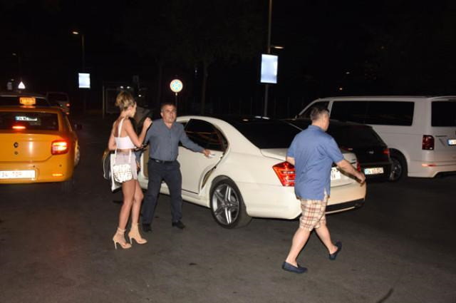 Məşhur şoumen qızı yaşda sevgilisi ilə yaxalandı -  FOTOLAR