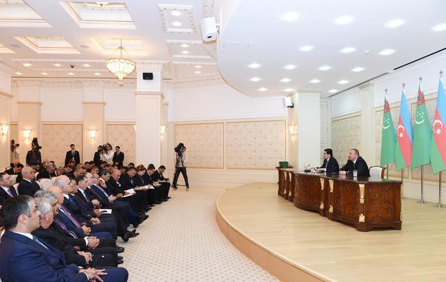 Azərbaycan və Türkmənistan prezidentləri mətbuata  bəyanatlarla çıxış ediblər (FOTO)