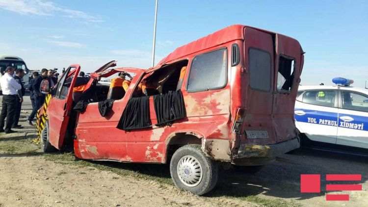 Mikroavtobus aşdı,  xəsarət alanlar var 