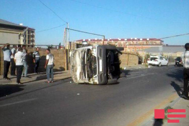 Mikroavtobus aşdı,  xəsarət alanlar var 