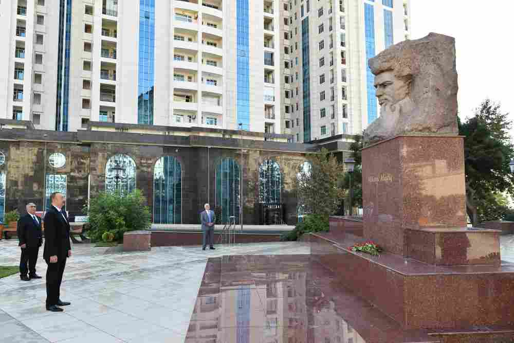 İlham Əliyev Mikayıl Müşfiqin abidəsini  ziyarət etdi (FOTO)