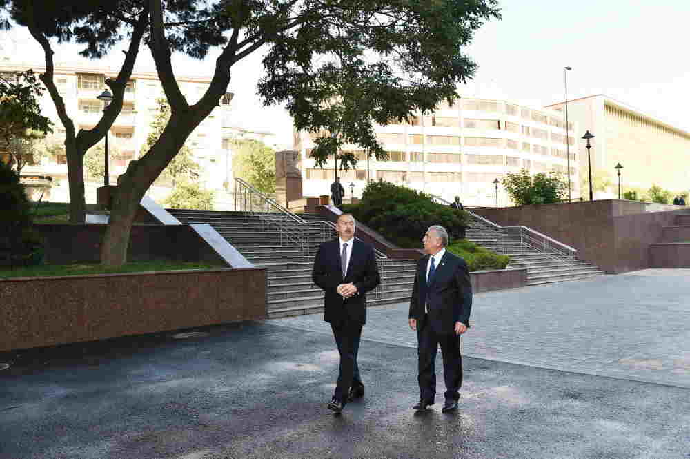 İlham Əliyev Mikayıl Müşfiqin abidəsini  ziyarət etdi (FOTO)