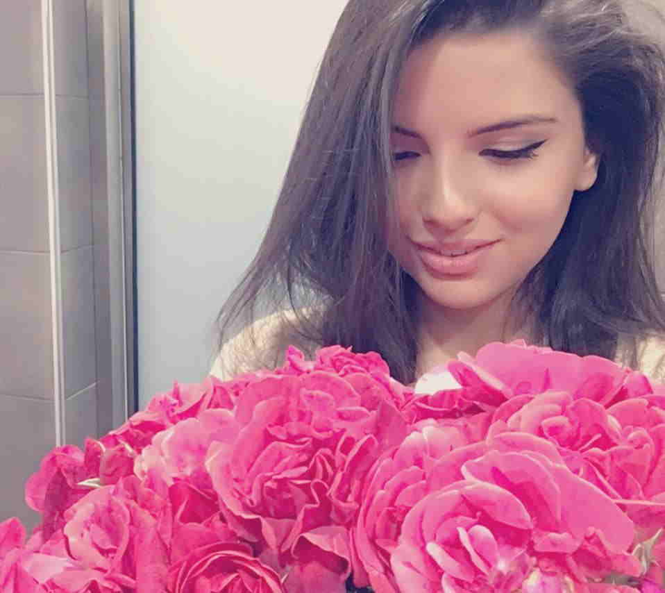 Mahir Mədətov cazibədar teleaparıcıya gül göndərdi  -  FOTO