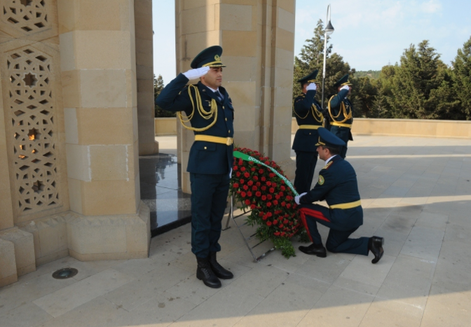 DSX-nin rəhbərliyi   Fəxri və Şəhidlər XiÂ­yabanlarında (FOTO)