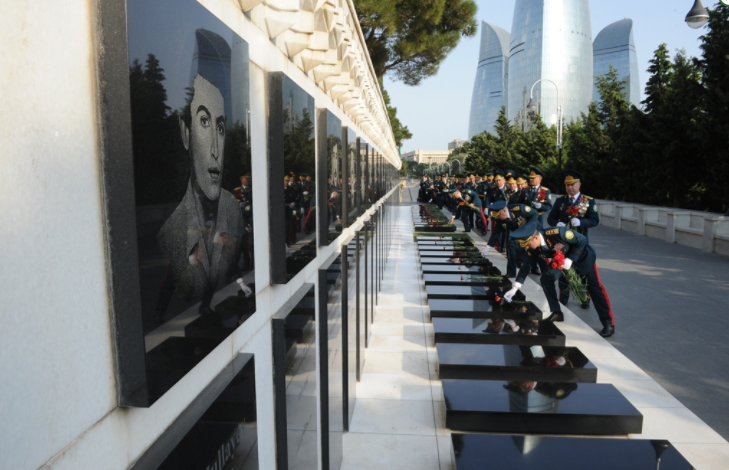 DSX-nin rəhbərliyi   Fəxri və Şəhidlər XiÂ­yabanlarında (FOTO)