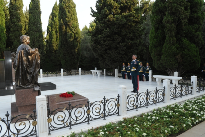 DSX-nin rəhbərliyi   Fəxri və Şəhidlər XiÂ­yabanlarında (FOTO)