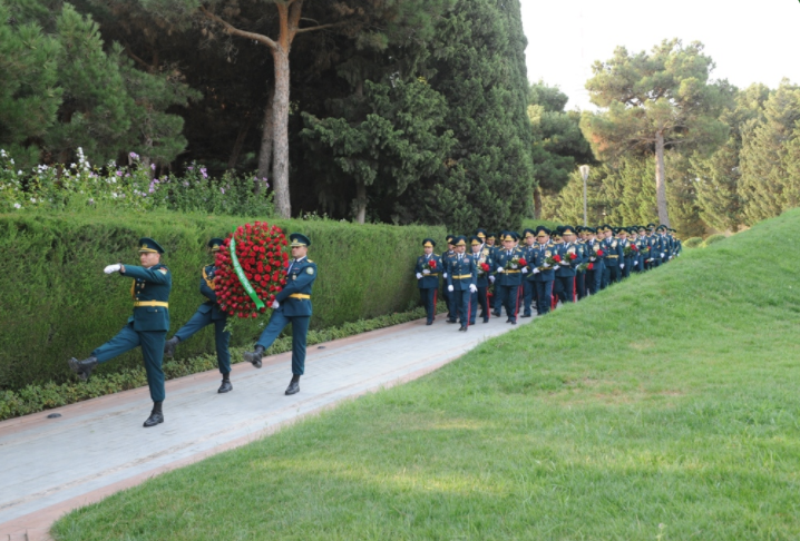 DSX-nin rəhbərliyi   Fəxri və Şəhidlər XiÂ­yabanlarında (FOTO)