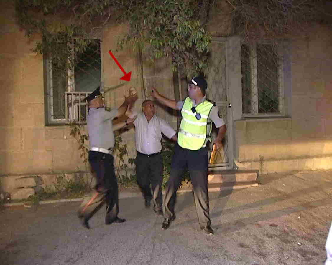 Bakıda sürücü yol polisinə hücum çəkdi -  FOTOLAR