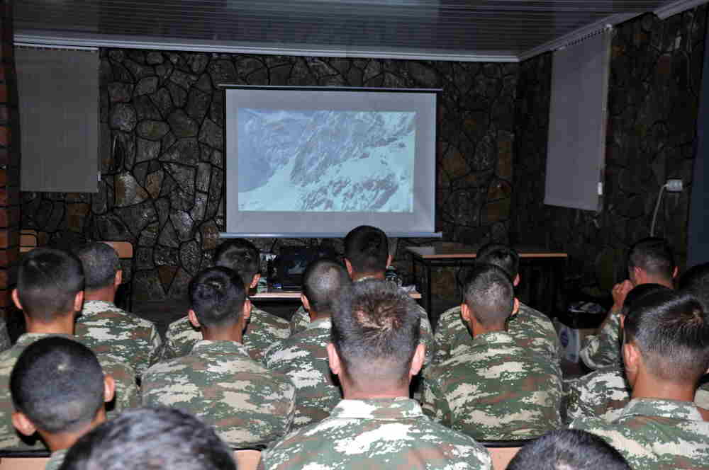 Əsgərlərimiz dağ ətəyində bu qız üçün oxudular -  FOTOLAR