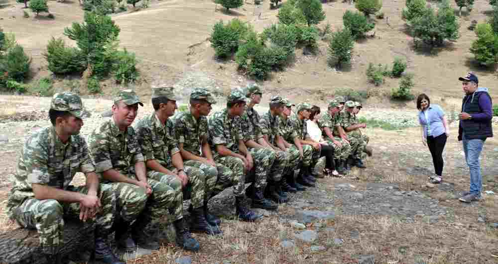 Əsgərlərimiz dağ ətəyində bu qız üçün oxudular -  FOTOLAR