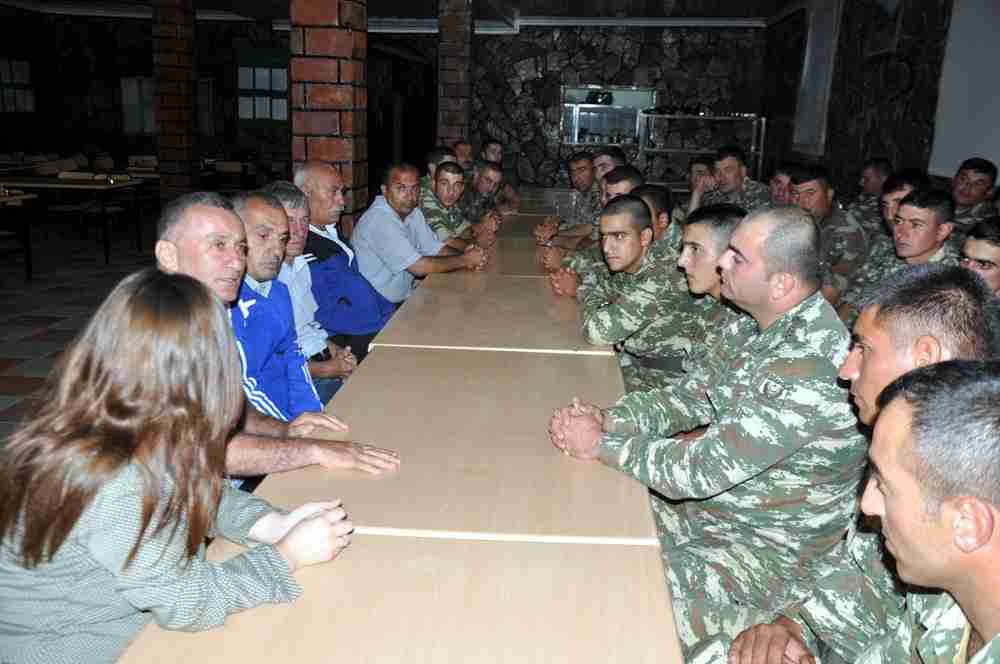 Əsgərlərimiz dağ ətəyində bu qız üçün oxudular -  FOTOLAR