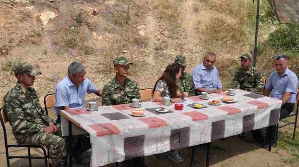 Əsgərlərimiz dağ ətəyində bu qız üçün oxudular -  FOTOLAR