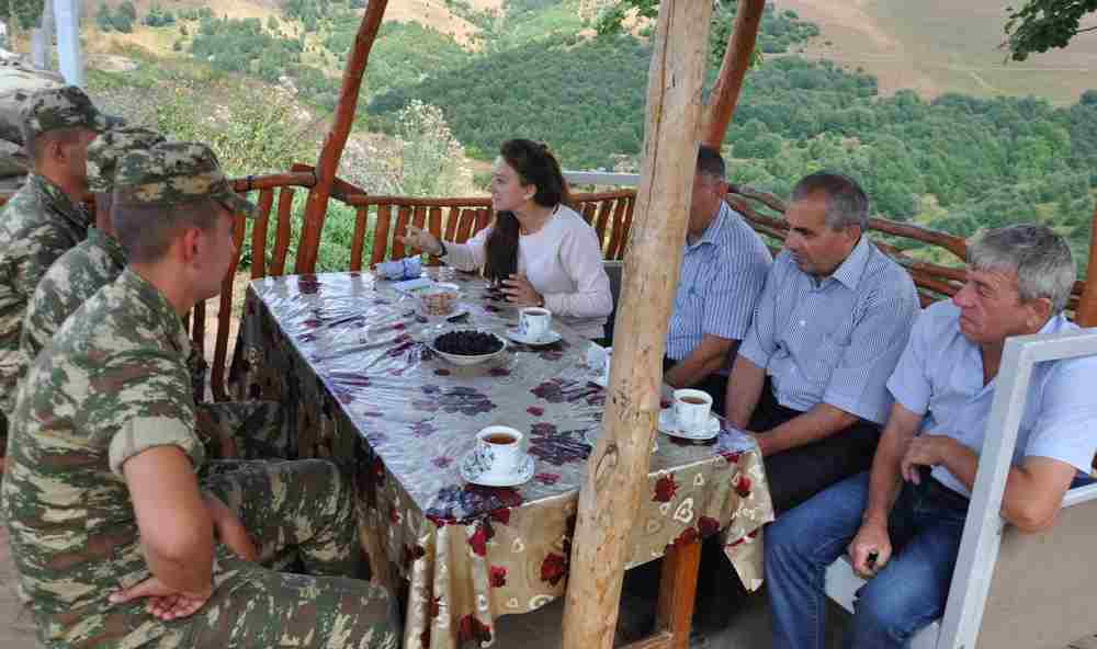 Əsgərlərimiz dağ ətəyində bu qız üçün oxudular -  FOTOLAR