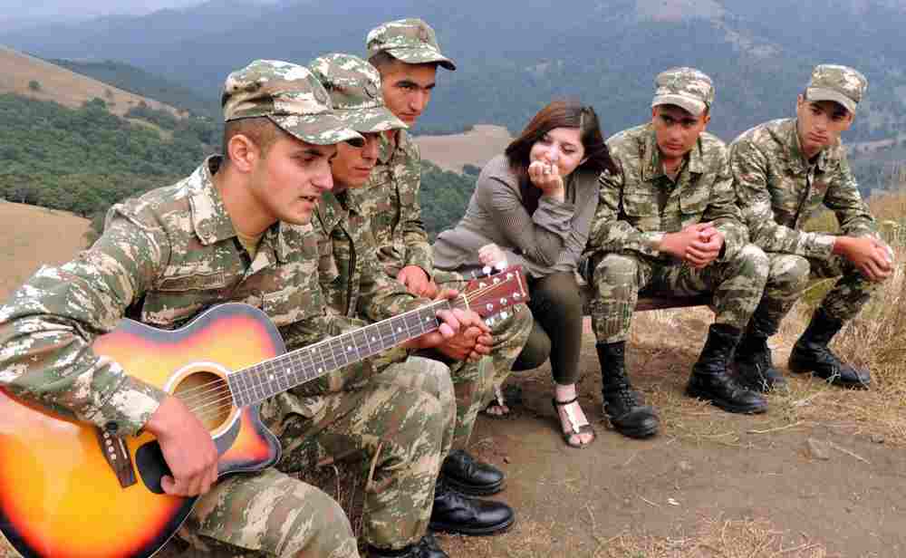Əsgərlərimiz dağ ətəyində bu qız üçün oxudular -  FOTOLAR