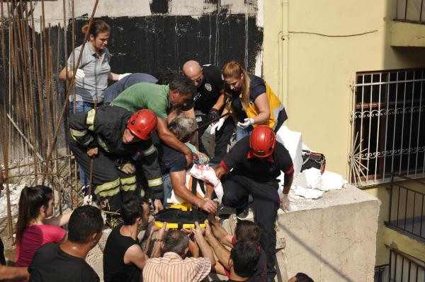 Usta yeni tikilən binadan yıxıldı:  Armatur arxasından girib, başından çıxdı (FOTOLAR)