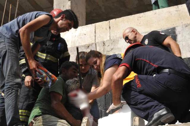 Usta yeni tikilən binadan yıxıldı:  Armatur arxasından girib, başından çıxdı (FOTOLAR)