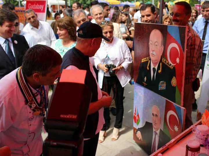 Portreti Kəmaləddin Heydərovu belə təəccübləndirdi -  Mürəbbə Festivalında (FOTO)
