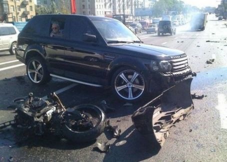 Bakıda daha bir məmur oğlu qəza törətdi:    Range Roverlə adam öldürdü