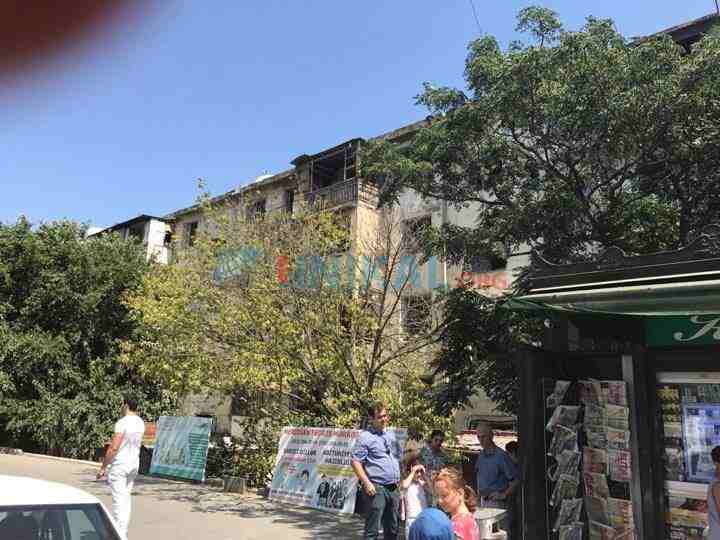 İnşaatçılar metrosunun kənarındakı 5 mərtəbələr belə sökülür - YAŞILLIQLAR MÜHASİRƏYƏ ALINDI (FOTO-VİDEO)