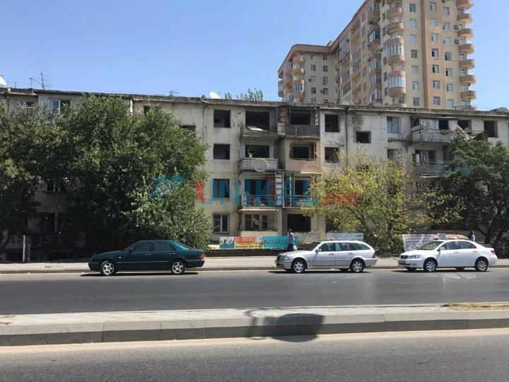 İnşaatçılar metrosunun kənarındakı 5 mərtəbələr belə sökülür - YAŞILLIQLAR MÜHASİRƏYƏ ALINDI (FOTO-VİDEO)