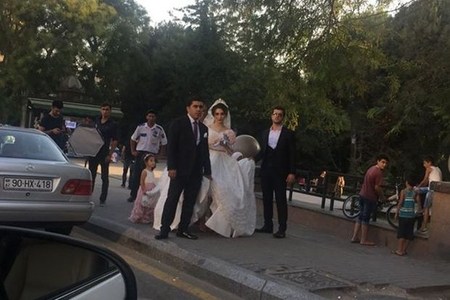 Bakıda toya gedən bəy və gəlindən maraqlı addım â€“  FOTO
