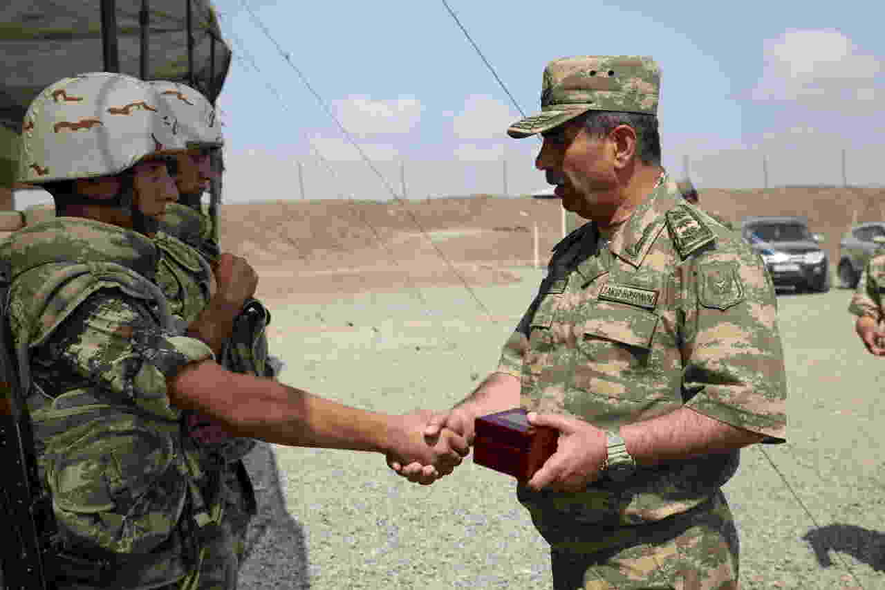 Zakir Həsənov ÖN CƏBHƏDƏ   döyüş hazırlığı səviyyəsini YOXLADI (FOTOLAR)